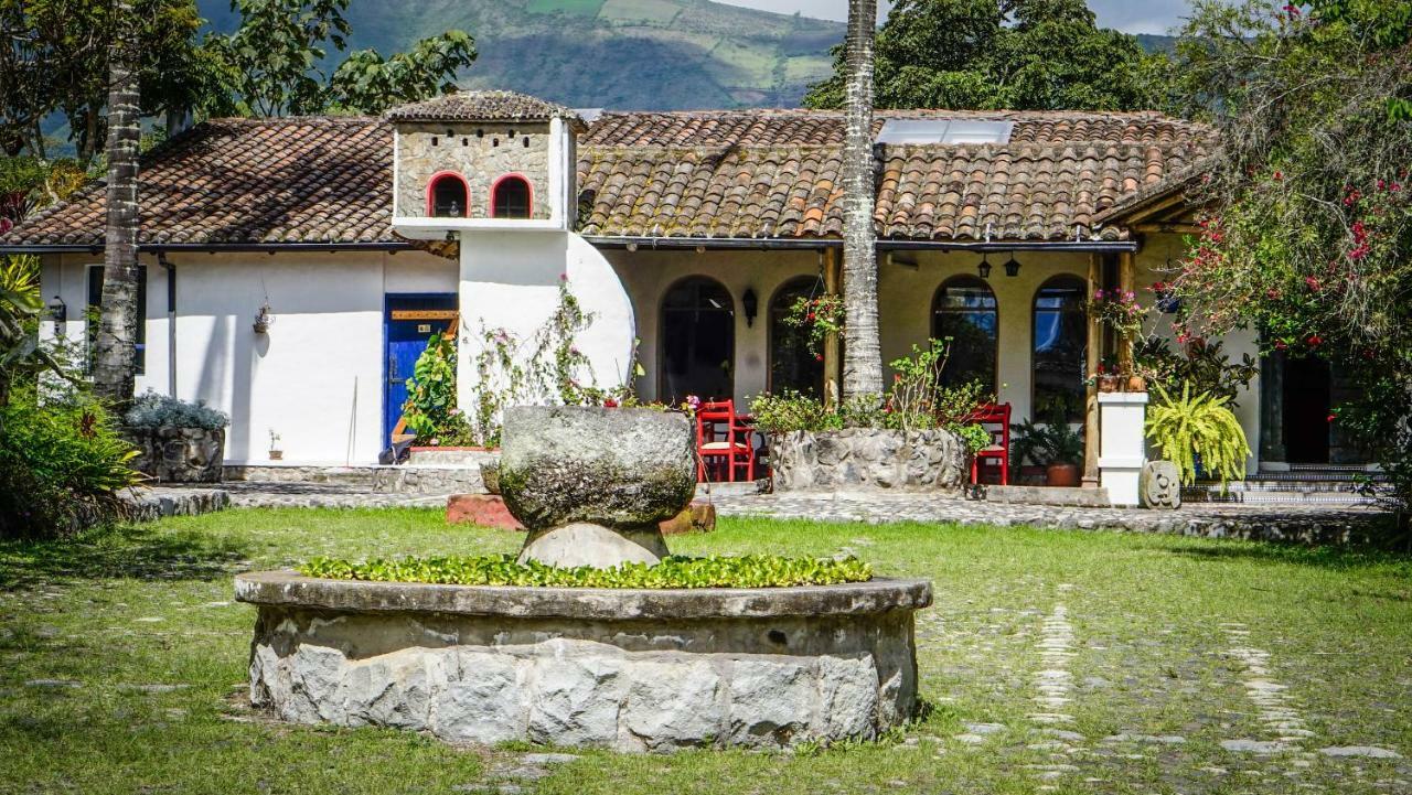 Hosteria Museart Pantavi Tumbabiro エクステリア 写真